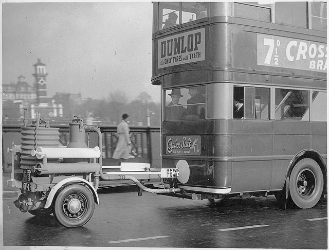 Автобус с газогенератором ездил в 40-х на древесном газе по улицам Лондона